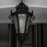 ...qui una grande lampada in metallo nero domina l�ambiente...
